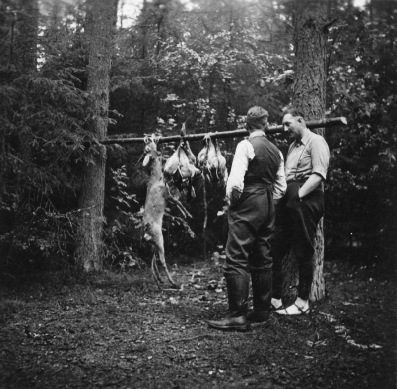 grossvaterkarllinksnacheinemerfolgreichemjagdtagaufrgen.jpg
